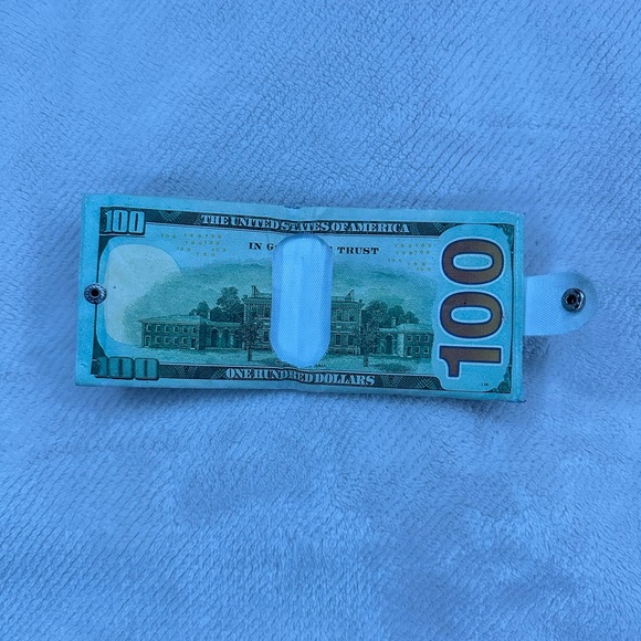 $100 Design Wallet - Picture 2 of 4